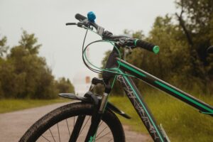 Randonnée vélo Mayenne nature en groupe sur route de campagne